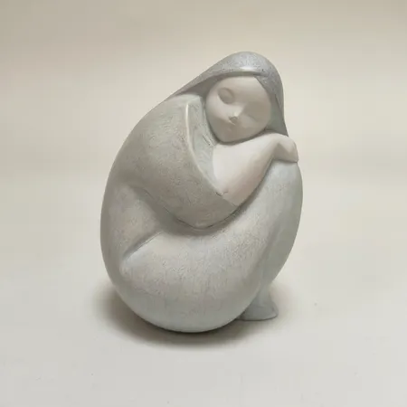 Figurin Lladró "Moon Girl", höjd: ca.15cm, ref.nr: 01018048, serienr: 68CV9, matt porslin, mindre märken, äkthetsintyg medföljer Vikt: 0 g