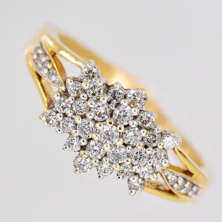 Ring diamanter ca 0,35ctv stl:18½ bredd ovandel 9,7mm GHA 18K Vikt: 5 g