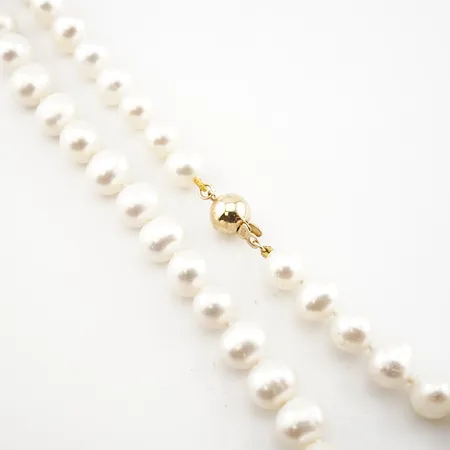 Pärlcollier med lås i 18K 44cm, bredd: 7,7mm Vikt: 34,4 g