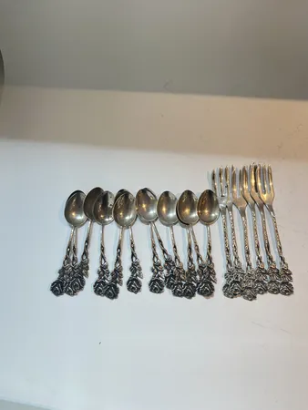 Silverbestick 12 kaffeskedar längd 10,5cm, 6 dessertgafflar längd 12,7cm silver 830/1000 Vikt: 188,9 g