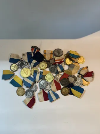 Silvermedaljer 29st några förgyllda, gravyr, bruttovikt 570,4, silver 830/1000 Vikt: 570,4 g