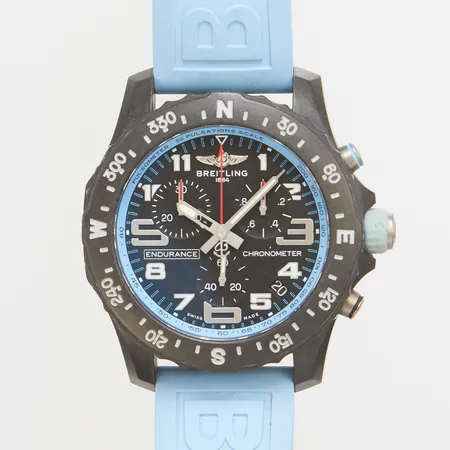 Herrur, Breitling Endurance Pro, ref: X82310, snr: 8014948, 44mm, ljusblå, datum, kronograf, gummiband, fläckar, viss färgblekning på kronan, kvitto 2025, cert, reseetui, inga övriga tillbehör.
