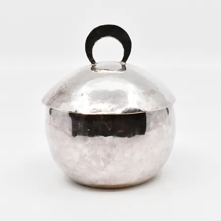 Sockerskål med lock höjd 9cm Ø 7cm hamrad yta sterling silver 925/1000 Vikt: 111,2 g
