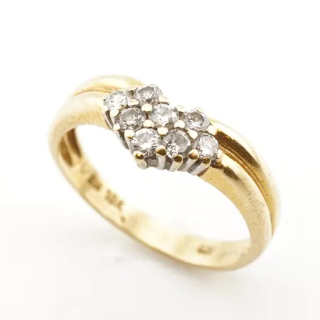 Ring med 8 diamanter 0,31ct enl gravyr 18k stl: 16,5 Vikt: 2,8 g