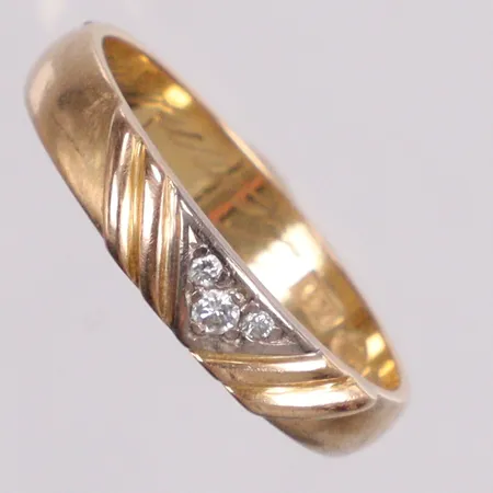 Ring diamanter 1x0,02ct 2x0,01ct stl:19¼ gravyr 18K Vikt: 4,7 g