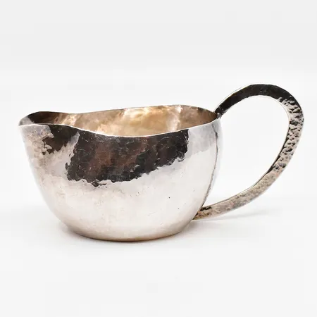 Gräddsnipa hamrad yta höjd 6cm Ø 6cm lödning släppt vid handtag sterling silver 925/1000 Vikt: 76,5 g