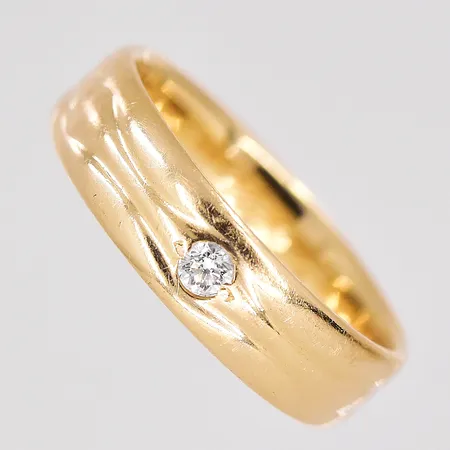 Ring Schalins stl 16½, bredd 5mm, diamant ca 0,06ctv, gravyr, 18K Vikt: 4,6 g