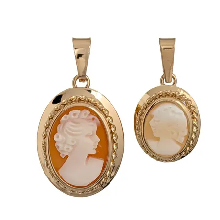 Caméhängen, två st, 18K guld, tillverkarstämplar NSE och SGP, svensk kontrollstämpel, längd inkl. ögla 20 och 25 mm, bredd 10,5 och14 mm, fint skick Vikt: 2,3 g