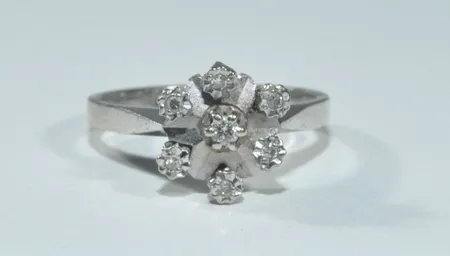 Diamantring 18k vitguld 2,8gr 0,08ct Ø16mm ref:L2379:5/2004 Vikt: 2,8 g