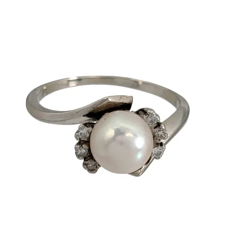 Diamantring, 14K vitguld, odlad Pärla Ø 7,3 mm, blåvitrosa ton, god lyster, Diamanter 6 x 0,015ct, Ø18¼ mm, bredd 1,3 - 10 mm, fint skick Vikt: 3,6 g