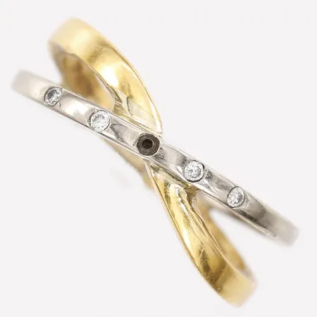 Ring med briljantslipade diamanter 4  x ca 0,01ct, en sten saknas, stl: 17½, gravyr, 18K vitguld samt 23K guld Vikt: 5 g
