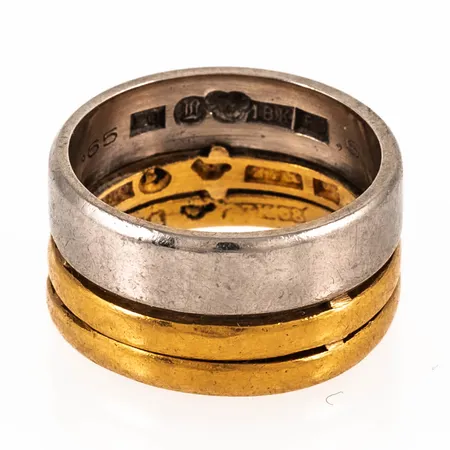 Graverad ring i 18K och 23K guld. Vikt: 12,2g. 