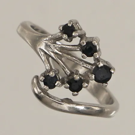 Ring med blå stenar, stl ca 15, bredd 12mm, skev, 925/1000 silver Vikt: 2,4 g