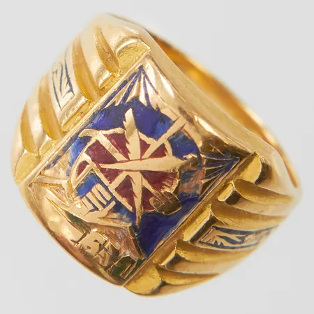 Klackring med emalj, stl16½, bredd 5-13,5mm, otydliga stämplar, skadad emalj, skev skena, 18K Vikt: 11,4 g