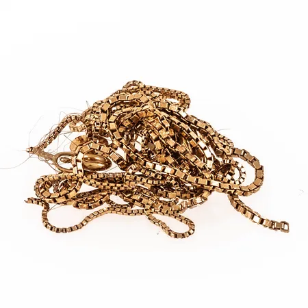 Diverse defekt guld i 18K. Vikt: 4,2g. 