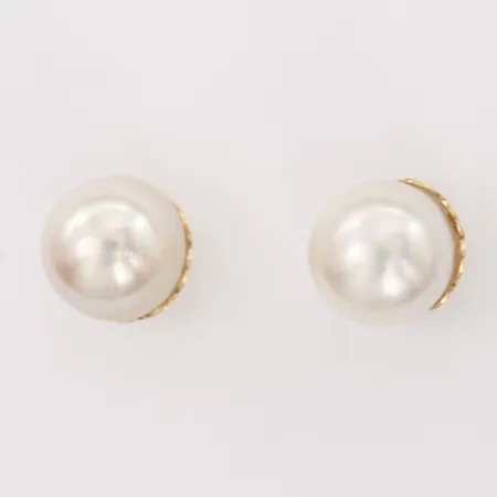Ett par örhängen med odlade saltvattenpärlor, Ø 7mm, saknar en snurrebus, 18K guld Vikt: 1,6 g
