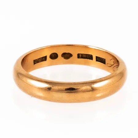 Graverad ring i 18K guld. Vikt: 5,8g. 