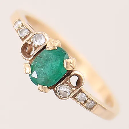 Ring med diamanter samt grön sten, 4xca 0,01ct, 2xca 0,02ct, stl: 16, bredd: 1,8mm, två diamanter saknas, något skev, 18K  Vikt: 2 g