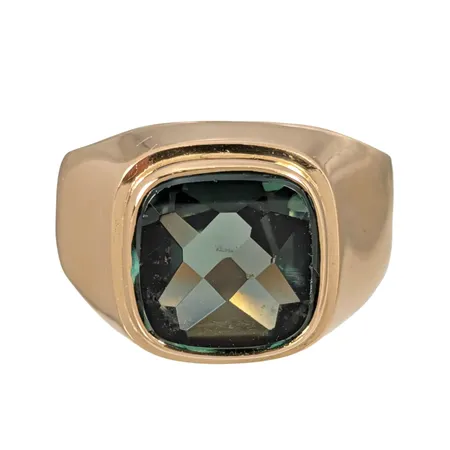 Klackring, 18K guld, grön Spinell 9x9 mm, Ceson Guldvaru Ab (K&EC), Göteborg, svensk kontrollstämpel, Ø16¾ mm, bredd 3-13 mm, en intryckning på ringens ena sida Vikt: 3,6 g