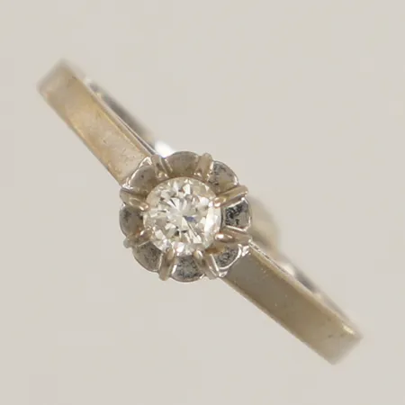 Ring med diamant 0,12ct enligt gravyr, stl 14¾, bredd 5,2mm, vitguld, 18K  Vikt: 1,7 g
