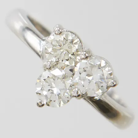 Ring med 3st briljantslipade diamanter 1,06ctv enligt gravyr, ca Cr-Tca(J-L)/SI-VS, stl 16¾, bredd 3-9,5mm, vitguld, 18K Vikt: 5,2 g