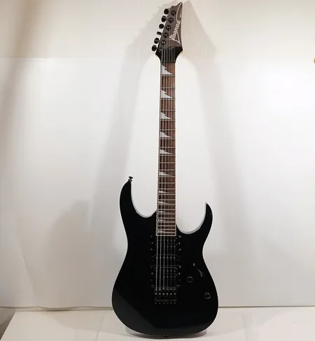 Elgitarr Ibanez RG 170 DX. Serienummer i030118880 med mjukt fodral Skickas med Bussgods eller PostNord