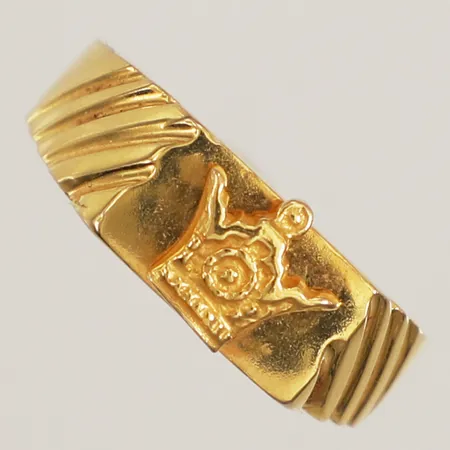 Ring med dekor med rörlig krona, stl 19, bredd 6,9mm, 18K  Vikt: 5,4 g