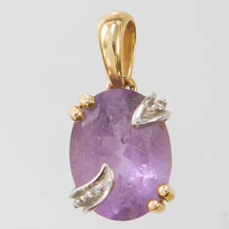 Ring med ametist samt diamanter 2 x ca 0,025ct, längd ca 14mm inkl ögla, bredd 7,5mm, GHA, 18K, bruttovikt:  1,4g, 