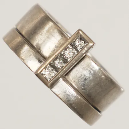 Ring med diamanter, 4xca0,03ct prinsesslipade, stl 15¼, bredd 7,7-9,8mm, tvådelad, vitguld, gravyr, 18K  Vikt: 12,2 g