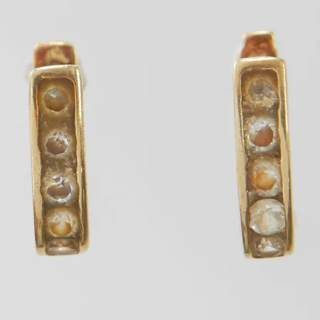 Ett par örhängen med vita stenar, ca 11x2,5mm, bruksslitage, 14K Vikt: 1,1 g