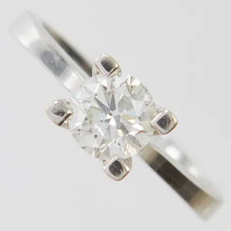 Ring briljantslipad diamant 1 x 1,01ct, TW(G)/SI2, laserinskription HRD Antwerp 230000059129, stl17¾, bredd 2,5-6,2mm, liten spricka samt mindre repor på ringskenan, utskriven graderingsrapport medföljer, 18K Vikt: 5 g