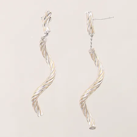 Ett par örhängen med vriden dekor, 62x3,3mm, ena stiftet skevt, en snurrebuss saknas, vitguld, 18K Vikt: 4,3 g