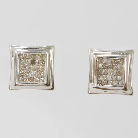 Ett par örhängen med prinsesslipade diamanter 24 x ca 0,025ct, ca 7x7mm, saknar sten, slitage, vitguld, 14K Vikt: 2,3 g