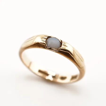 Ring m sten, stl 18½(58), bredd 3mm, 18k Vikt: 4 g