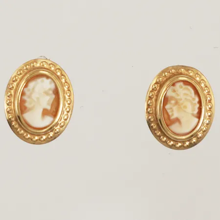 Ett par örhängen med camé, längd 11mm, bredd 8,8mm, 18K Vikt: 1,3 g