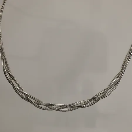 Collier flätat, längd 42cm, bredd 2,5-6,5mm, glappt lås, 835/1000 silver Vikt: 19,9 g