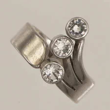 Ring med vita stenar, stl 16¼, bredd 15mm, 925/1000 silver Vikt: 5,1 g