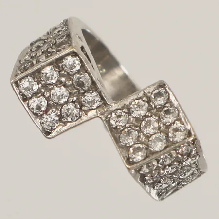 Ring med vita stenar, stl 16, bredd 7,4mm, vitguld, 18K  Vikt: 6,3 g