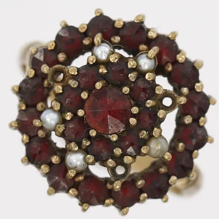 Ring med granater och pärlor, stl 16, bredd 2-12mm, tre pärlor saknas, förgylld metall.