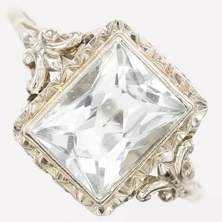 Ring med ljusblå akvamarin ca 2,70ct, repa på bordsfasetten, stl: 16¼, 14K vitguld Vikt: 3,4 g