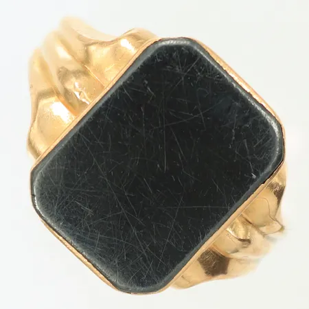 Klackring med onyx stl 19, bredd 3-14mm, skenan sprucken i sidan, 18K, 6g Vikt: 6 g