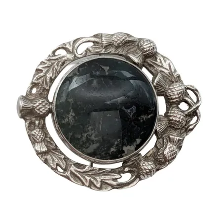 Vintage Brosch Skottland, silver, grön Agat, tillverkad av Robert Allison Glasgow, Skottland, 1953, längd 49 mm, bredd 42 mm, sten utan anmärkning Vikt: 21 g