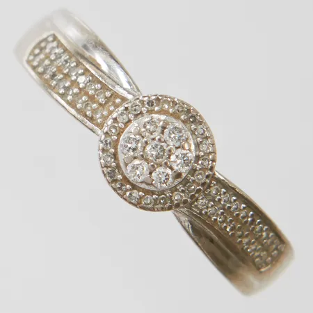Ring med diamanter 63 x ca 0,025-0,01ct, stl17¼, bredd 2-6,5mm, GHA, vitguld, 18K Vikt: 2,8 g