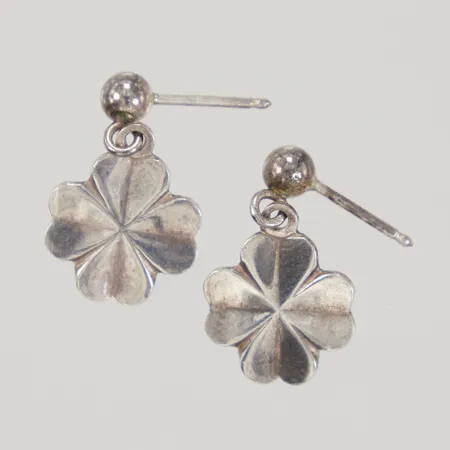 Ett par örhängen fyrklöver längd 19,4mm, bredd 11,6mm, stift, stopp saknas, silver, Vikt: 2,1 g