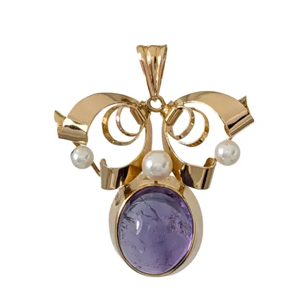 Hänge, 18K guld, Ametist 10x12 mm, naturliga inneslutningar, odlade Pärlor Ø 3-4 mm, blåvitrosa ton, god lyster, Guldvaruhuset Aktiebolag (GVH), Stockholm, svensk kontrollstämpel, längd inkl. ögla 31 mm, bredd 26 mm, fint skick, bruttovikt 3,6g Vikt: 3,6 g