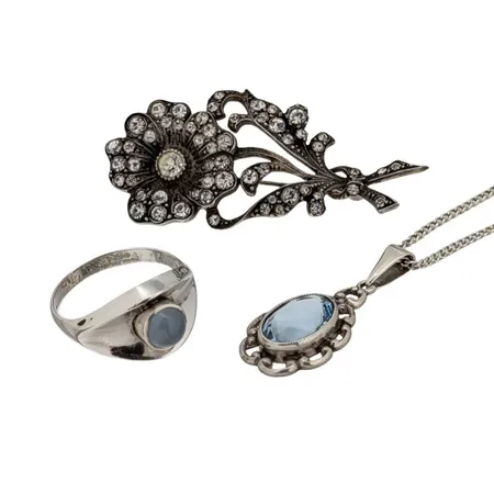 Vintage/Retro smycken, 3 delar, silver, bl.a. Halskedja Pansar med Hänge, blå sten, kedja längd 43,5 cm, Brosch med vita stenar, 47x23 mm, Ring Ø18,0 mm, månstensliknande sten, bredd 2,5-12 mm, fragmentariska svenska stämplar 1961, samtliga stenar utan anmärkning Vikt: 16,2 g