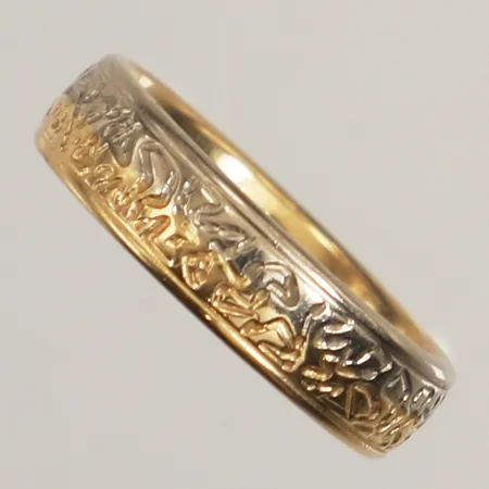 Ring med mönsterdekor, stl 16¼, bredd ca 5mm, tvåtonad, gravyr, Bös, 18K Vikt: 5,5 g