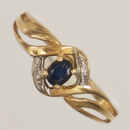 Ring med diamanter 2 x ca 0,005ct samt safir, stl 16¾, bredd 7,7mm, 18K  Vikt: 1,5 g