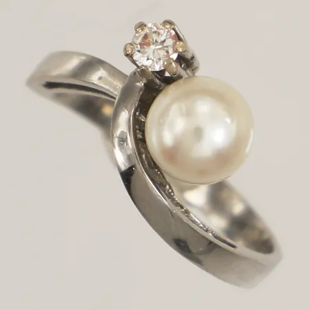 Ring med odlad pärla och diamant, ca0,07ct, stl 16¾, bredd 2,3-7,8mm, vitguld, 18K Vikt: 3,4 g