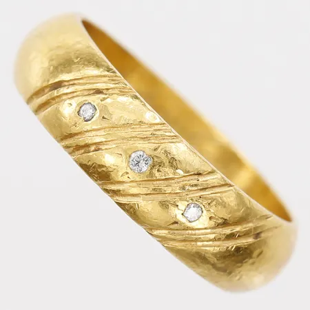 Ring med diamanter 3x ca 0,005ct, stl 16¾, bredd 5mm, gravyr, slitage, 23K guld. Vikt: 7,3 g